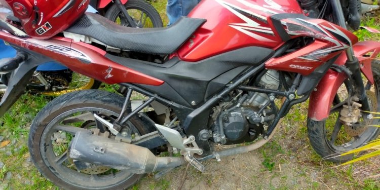 Polisi mengamankan sepeda motor korban yang terlibat kecelakaan lalu lintas di Jalan Medan-Banda Aceh, Desa Alue Awe, Kecamatan Muara Dua, Kota Lhokseumawe. (Foto: Alibi/Dok. Polres Lhokseumawe)