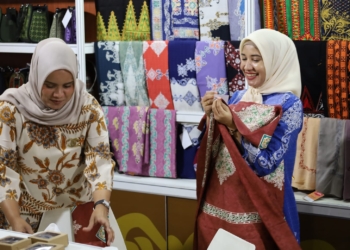 Ketua Dharma Wanita Persatuan (DWP) Provinsi Aceh Ny Mellani Subarni (kiri) menyambangi Stan Dekranasda Aceh di The 23rd Jakarta International Handicraft Trade Fair (Inacraft) 2023. (Foto: Alibi/Dok. Humas Aceh)