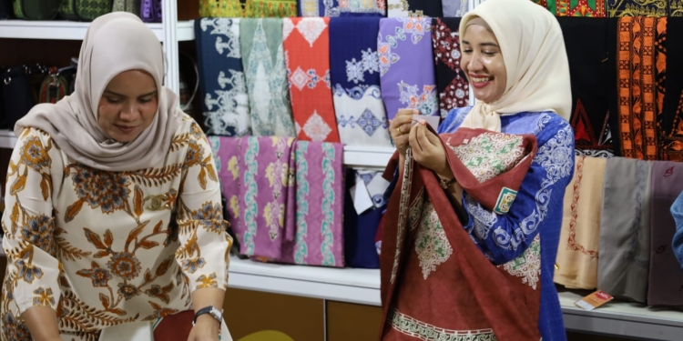 Ketua Dharma Wanita Persatuan (DWP) Provinsi Aceh Ny Mellani Subarni (kiri) menyambangi Stan Dekranasda Aceh di The 23rd Jakarta International Handicraft Trade Fair (Inacraft) 2023. (Foto: Alibi/Dok. Humas Aceh)