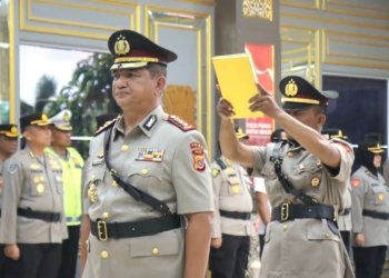 Kapolda Aceh Irjen Achmad Kartiko menyerahkan jabatan Wakapolda kepada Kombes Armia Fahmi dalam upacara di lobi Mapolda Aceh, Senin (9/10/2023). (Foto: Alibi/Dok. Polda Aceh)