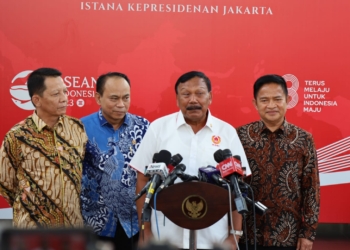 Wakil Ketua Umum Komite Olahraga Nasional Indonesia (KONI) Pusat, Suwarno (baju putih), bersama Pj Gubernur Aceh Achmad Marzuki (kiri) memberikan keterangan kepada awak media usai rapat di Istana Merdeka. (Foto: Alibi/Dok. Humas Aceh)