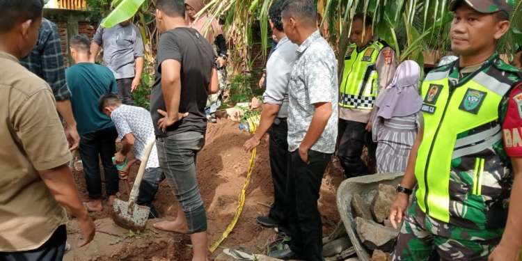 Warga dan pihak kepolisian mengevakuasi kerangka manusia yang ditemukan di Gampong Rukoh, Kecamatan Syiah Kuala, Banda Aceh. (Foto: Alibi/Dok. Polsek Syiah Kuala)