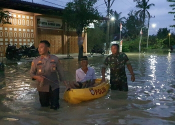 Warga di Kecamatan Matangkuli, Aceh Utara dievakuasi dari kepungan banjir. (Foto: Alibi/Dok. Polsek Matangkuli)