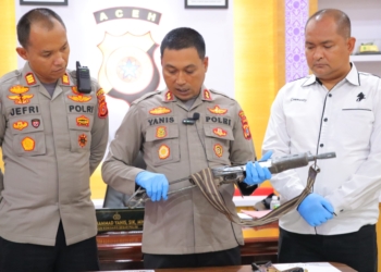 Polisi memperlihatkan dua pucuk senjata api yang ditemukan di tepi laut wilayah Kecamatan Manyak Payed, Kabupaten Aceh Tamiang, Provinsi Aceh. (Foto: Alibi/Dok. Polres Aceh Tamiang)