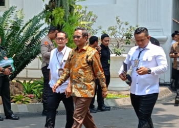 Menteri Koordinator Politik, Hukum, dan Keamanan Mahfud MD (tengah) di Kompleks Istana Kepresidenan, Jakarta, Kamis (12/10/2023). (Foto: Dok. Antara/Rangga Pandu Asmara Jingga)