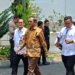 Menteri Koordinator Politik, Hukum, dan Keamanan Mahfud MD (tengah) di Kompleks Istana Kepresidenan, Jakarta, Kamis (12/10/2023). (Foto: Dok. Antara/Rangga Pandu Asmara Jingga)