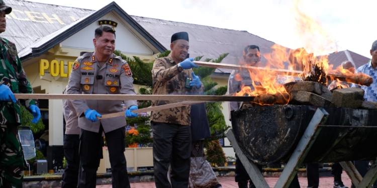 Polres Aceh Utara musnahkan barang bukti sabu dan ganja sitaan dari jaringan antar provinsi. (Foto: Alibi/Dok. Polres Aceh Utara)