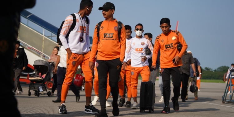 Para pemain Persiraja Banda Aceh tiba di Bandara Kualanamu, Medan, Sumatra Utara, Kamis (12/10/2023). (Foto: Alibi/Dok. Persiraja)