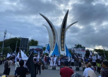 Ratusan massa yang tergabung dalam Forum Ukhuwah Muslimin dan Muslimah Aceh (For UMMAH) menggelar aksi bela Palestina, di Banda Aceh. (Foto: Alibi/Fahzian Aldevan)
