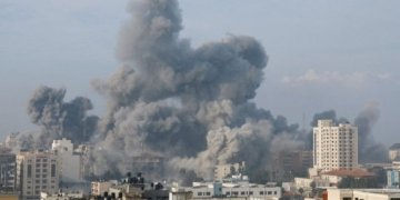 Asap hitam mengepul dari kawasan yang terkena serangan Israel di kota Gaza, Rabu (11/10/2023). (Foto: Dok. Antara Foto/Reuters/Mohammed Salem)