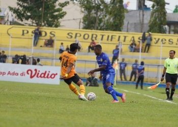 Pemain Persiraja David Laly saat melewati pemain PSDS Deli Serdang. (Foto: Alibi/Dok. Persiraja)