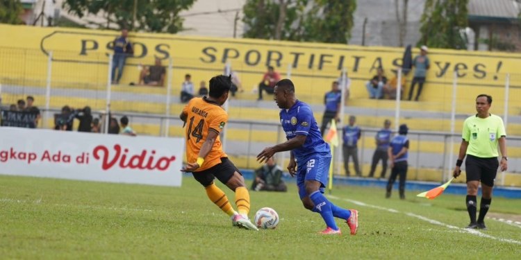 Pemain Persiraja David Laly saat melewati pemain PSDS Deli Serdang. (Foto: Alibi/Dok. Persiraja)