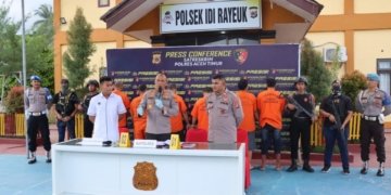 Kapolres Aceh Timur AKBP Andy Rahmansyah memberikan keterangan kepada awak media terkait tiga kasus tambang ilegal. (Foto: Alibi/Dok. Polres Aceh Timur)