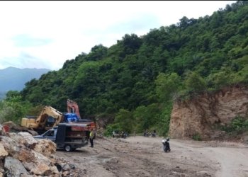 Polisi mengamankan lokasi galian C tempat tewasnya Samsul Bahri karena tertimpa runtuhan batu. (Foto: Alibi/Dok. Polsek Peukan Bada)