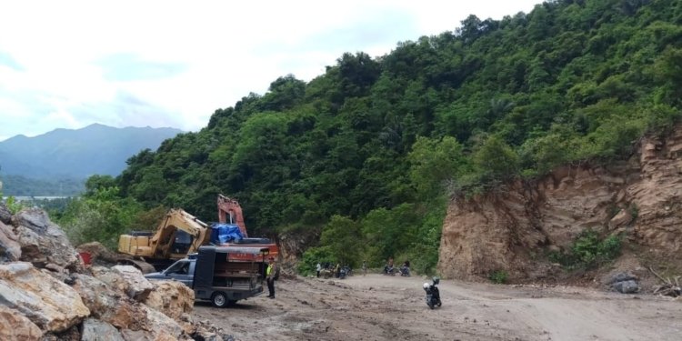 Polisi mengamankan lokasi galian C tempat tewasnya Samsul Bahri karena tertimpa runtuhan batu. (Foto: Alibi/Dok. Polsek Peukan Bada)