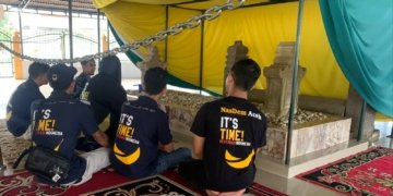 Wakil Ketua DPW Partai NasDem Aceh, Indriani, ziarahi makan Sultan Malik As-Saleh (Malikussaleh). (Foto untuk Alibi)