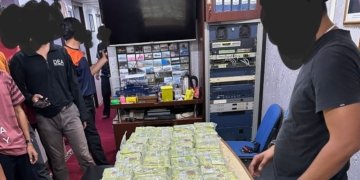 Tim gabungan mengamankan pelaku dan barang buti sabu yang diselundupkan ke Aceh. (Foto: Alibi/Dok. Bea Cukai Aceh)