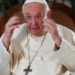 Paus Fransiskus berbicara selama wawancara eksklusif dengan Reuters, di Vatikan, Sabtu (2/7/2022). (Foto: Dok. REUTERS/Remo Casilli)