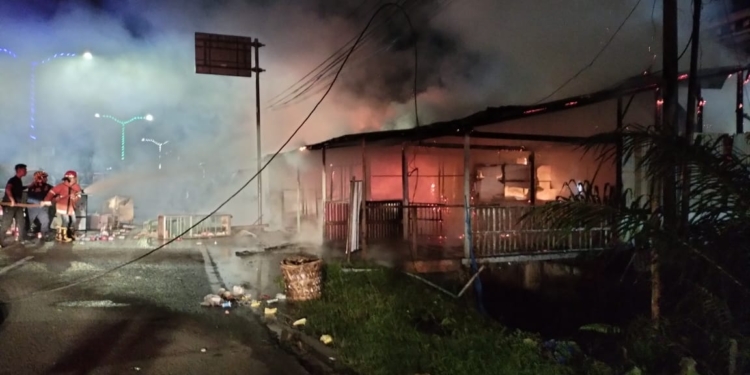 Api menghanguskan enam kios warga di Desa Air Dingin, Kecamatan Simeulue Timur, Provinsi Aceh. (Foto: Alibi/Dok. BPBA)