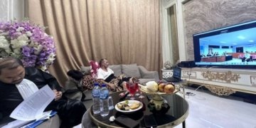 Terdakwa Suaidi Yahya saat menjalani sidang dari rumah, Kota Lhokseumawe, Provinsi Aceh. (Foto: Dok. Antara/HO-Kejari Lhokseumawe)