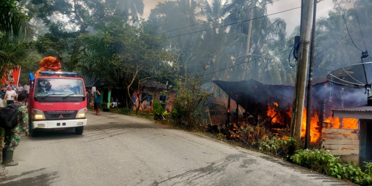 Satu rumah warga di Desa Kuta Karangan, Kecamatan Simpang Kanan, Kabupaten Aceh Singkil hangus terbakar. (Foto: Alibi/Dok. BPBA)