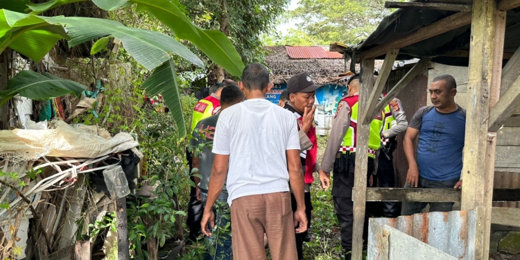 Polisi mengamankan orang dalam gangguan jiwa (ODGJ) yang mengamuk dan menyerang warga di Kota Langsa, Aceh. (Foto: Alibi/Dok. Polres Langsa)