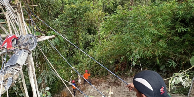 Tim gabungan melakukan pencarian terhadap tiga korban tanah longsor di Desa Lae Ikan, Kecamatan Penanggalan, Kota Subulussalam, Aceh. (Foto: Alibi/Dok. Polres Subulussalam)