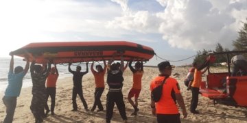 Basarnas Banda Aceh melakukan pencarian terhadap Muhibuddin alias Rohid yang hilang terseret arus di Pantai Pulo Kapok, Kecamatan Lhoknga, Kabupaten Aceh Besar, Aceh pada Minggu (29/10/2023) sore. (Foto: Alibi/Dok. BPBA)
