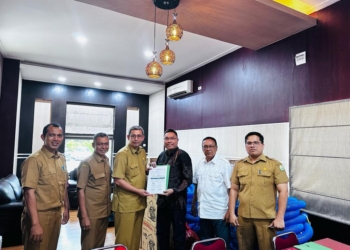 PT Mifa Bersaudara menyerahkan tiga unit pompa air kepada Pemerintah Aceh untuk menangani kekeringan lahan pertanian akibat dampak El Nino. (Foto: Alibi/Dok. PT Mifa)