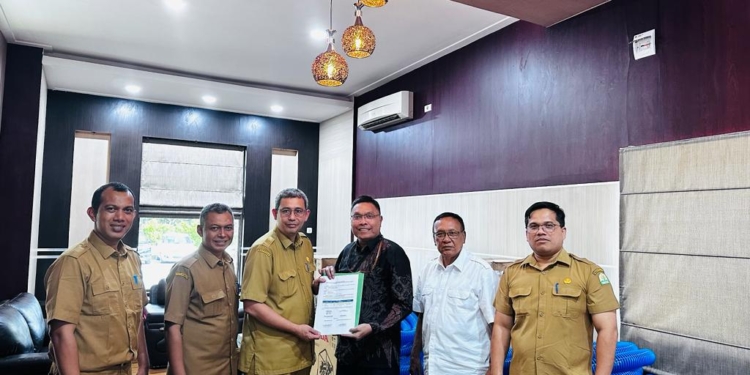 PT Mifa Bersaudara menyerahkan tiga unit pompa air kepada Pemerintah Aceh untuk menangani kekeringan lahan pertanian akibat dampak El Nino. (Foto: Alibi/Dok. PT Mifa)