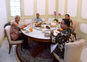 Presiden Joko Widodo santap siang bersama tiga calon presiden yang akan berpartisipasi pada pemilihan presiden 2024, yaitu Prabowo Subianto, Ganjar Pranowo, dan Anies Baswedan di Istana Merdeka, Jakarta, Senin (30/10/2023). (Foto: BPMI Setpres)