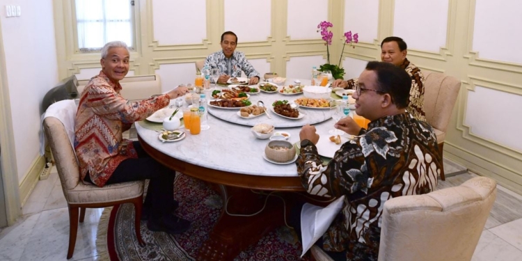 Presiden Joko Widodo santap siang bersama tiga calon presiden yang akan berpartisipasi pada pemilihan presiden 2024, yaitu Prabowo Subianto, Ganjar Pranowo, dan Anies Baswedan di Istana Merdeka, Jakarta, Senin (30/10/2023). (Foto: BPMI Setpres)
