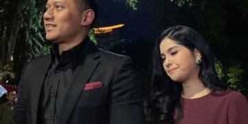 Ketua Umum Partai Demokrat Agus Harimurti Yudhoyono (AHY) bersama istrinya, Annisa Pohan, saat tiba di kediaman Prabowo di Jalan Kertanegara, Jakarta, Selasa (17/10/2023). (Foto: Antara/Fath Putra Mulya)