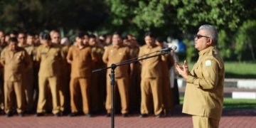 Sekda Aceh, Bustami, memberikan amanat saat memimpin apel pagi yang diikuti para Asisten, Kepala Biro beserta Pejabat Esselon III & IV dan jajaran pada lingkungan Setda Aceh dan BPKA, di Halaman Kantor Gubernur Aceh, Banda Aceh, Senin (16/10/2023). (Foto: Alibi/Dok. Humas Aceh)