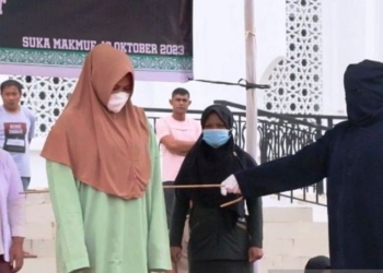 Algojo melaksanakan eksekusi hukuman cambuk terhadap seorang terpidana pelanggar syariat Islam, yang dipusatkan di halaman Masjid Giok Nagan Raya, Provinsi Aceh, Sabtu (14/10/2023). (Foto: Dok. Antara/HO)