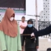 Algojo melaksanakan eksekusi hukuman cambuk terhadap seorang terpidana pelanggar syariat Islam, yang dipusatkan di halaman Masjid Giok Nagan Raya, Provinsi Aceh, Sabtu (14/10/2023). (Foto: Dok. Antara/HO)