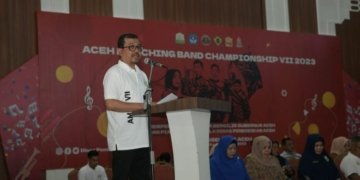 Asisten I Sekda Aceh, Azwardi, saat menyampaikan sambutan Penjabat Gubernur Aceh sekaligus membuka acara Marching Band Championship VII Tahun 2023, dalam rangka memperebutkan Piala Bergilir Gubernur Aceh di Balai Meuseuraya Aceh, Banda Aceh, Sabtu (28/10/2023). (Foto: Alibi/Dok. Humas Aceh)
