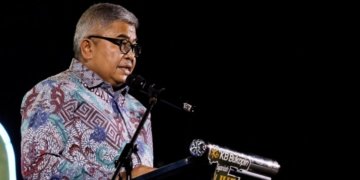 Sekda Aceh, Bustami, saat menyampaikan sambutan sekaligus membuka Literasi Inklusi Keuangan Syariah Festival (LIKE Fest) di Taman Sultan Bustanussalatin, Banda Aceh, Sabtu (14/10/2023) malam. (Foto: Alibi/Dok. Humas Aceh)