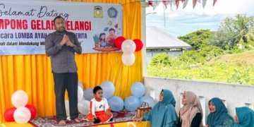 Pj Ketua Tim Penggerak PKK Aceh, Ayu Marzuki, didampingi Pj Ketua Tim Penggerak PKK Aceh Besar, Cut Rezky Handayani, saat menyaksikan Ayah dari wali murid Taman Kanak-kanak (TK) mengikuti kegiatan lomba ayah hebat bercerita yang diselenggarakan TP- PKK Aceh dan TP-PKK Aceh Besar, di Gampong Neuheun, Kecamatan Masjid Raya, Aceh Besar, Minggu (29/10/2023). (Foto: Alibi/Dok. Humas Aceh)