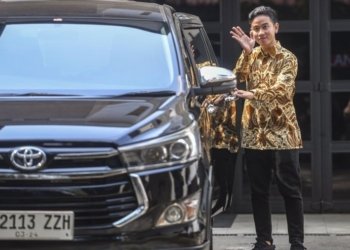 Bakal Cawapres pendamping Prabowo Subianto, Gibran Rakabuming Raka, melambaikan tangan ke arah wartawan usai melakukan pertemuan tertutup di Jakarta, Minggu (22/10/2023). (Foto: Dok. Antara/Muhammad Adimaja)