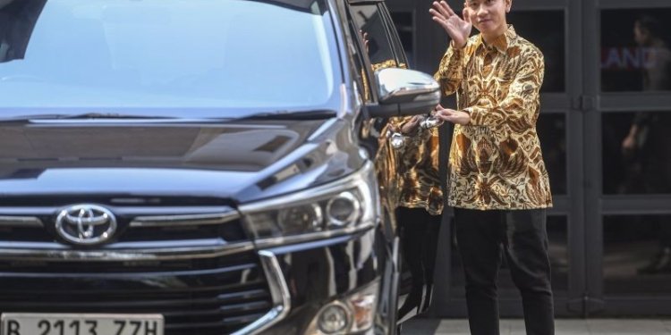 Bakal Cawapres pendamping Prabowo Subianto, Gibran Rakabuming Raka, melambaikan tangan ke arah wartawan usai melakukan pertemuan tertutup di Jakarta, Minggu (22/10/2023). (Foto: Dok. Antara/Muhammad Adimaja)