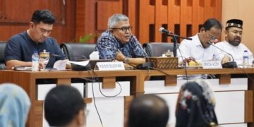 Sekda Aceh Bustami, didampingi Asisten Perekonomian dan Pembangunan Sekda Aceh Mawardi, dan Kadisbudpar Aceh Almuniza Kamal, saat memimpin rapat persiapan pelaksanaan PKA VIII di Gedung Serbaguna Setda Aceh, Banda Aceh, Jumat (27/10/2023). (Foto: Alibi/Dok. Humas Aceh)