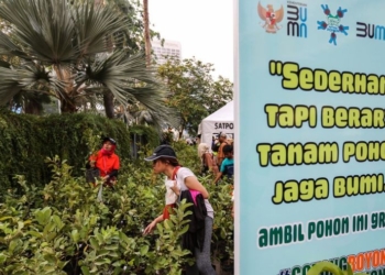 Warga memilih bibit pohon gratis saat program Gotong Royong Boyong Pohon di Kawasan Bundaran HI, Jakarta, Minggu (1/10/2023). (Foto: Dok. Antara/Asprilla Dwi Adha/foc)