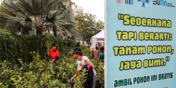 Warga memilih bibit pohon gratis saat program Gotong Royong Boyong Pohon di Kawasan Bundaran HI, Jakarta, Minggu (1/10/2023). (Foto: Dok. Antara/Asprilla Dwi Adha/foc)