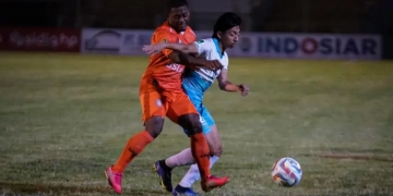 Pemain Persiraja David Laly dibayang-bayangi pemain Sada Sumut FC. (Foto: Alibi /Fahzian Aldevan)