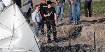 Elon Musk, Chief Executive Officer SpaceX dan Tesla serta pemilik X, memandang sungai Rio Grande saat berkunjung ke Eagle Pass, Texas, AS, saat para migran terus menyeberang ke AS untuk mencari suaka, terlihat dari Piedras Negras, Meksiko. (Foto: Dok. Reuters/Daniel Becerril)