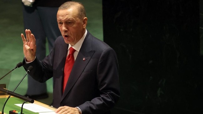 Presiden Turki Recep Tayyip Erdogan mengumumkan 3 hari berkabung sebagai belasungkawa merespons serangan udara ke RS Al Ahli di Jalur Gaza, Palestina. (Foto: Dok. Getty Images via AFP/Spencer Platt)