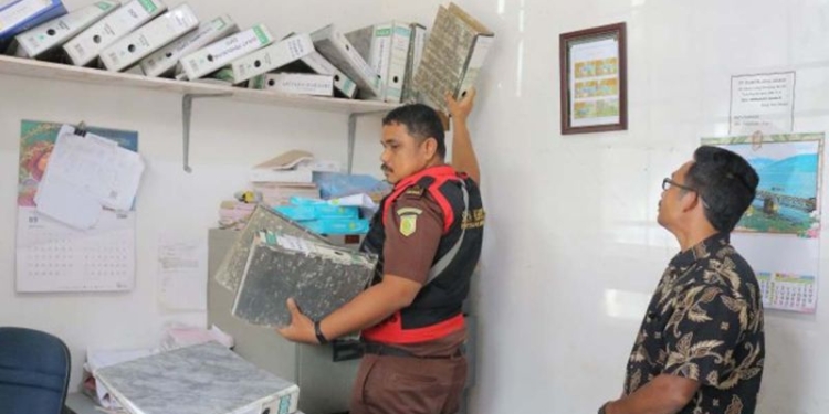 Arsip foto - Tim penyidik kejaksaan menggeledah Kantor PT CA terkait pengusutan dugaan tindak pidana korupsi pengelolaan tanah negara secara ilegal. (Foto: Antara/HO-Dok Kejati Aceh)
