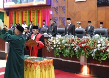 Penjabat Gubernur Aceh Achmad Marzuki, saat menghadiri Rapat Paripurna 2023 dalam rangka Pengambilan Sumpah dan Pelantikan, Zulfadhli, sebagai Ketua DPRA sisa masa jabatan 2019-2024 di Gedung Utama DPRA, Banda Aceh, Kamis (19/10/2023). (Foto: Alibi/Dok. Humas Aceh)