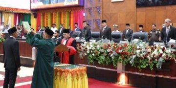 Penjabat Gubernur Aceh Achmad Marzuki, saat menghadiri Rapat Paripurna 2023 dalam rangka Pengambilan Sumpah dan Pelantikan, Zulfadhli, sebagai Ketua DPRA sisa masa jabatan 2019-2024 di Gedung Utama DPRA, Banda Aceh, Kamis (19/10/2023). (Foto: Alibi/Dok. Humas Aceh)